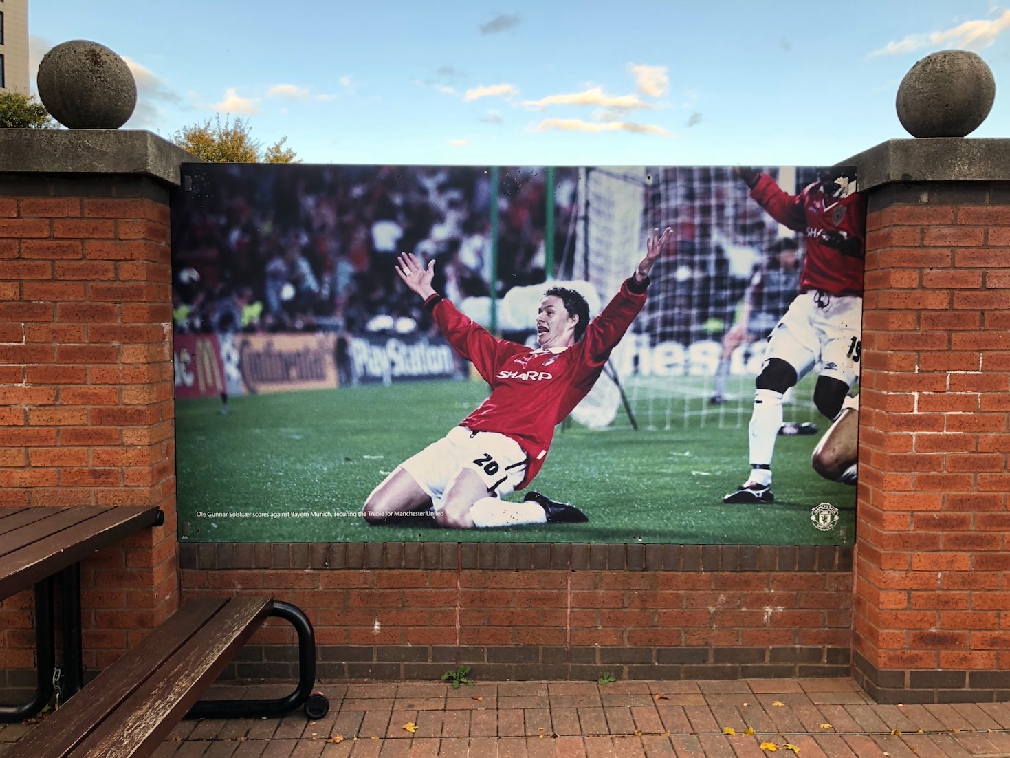 Manchester United score late