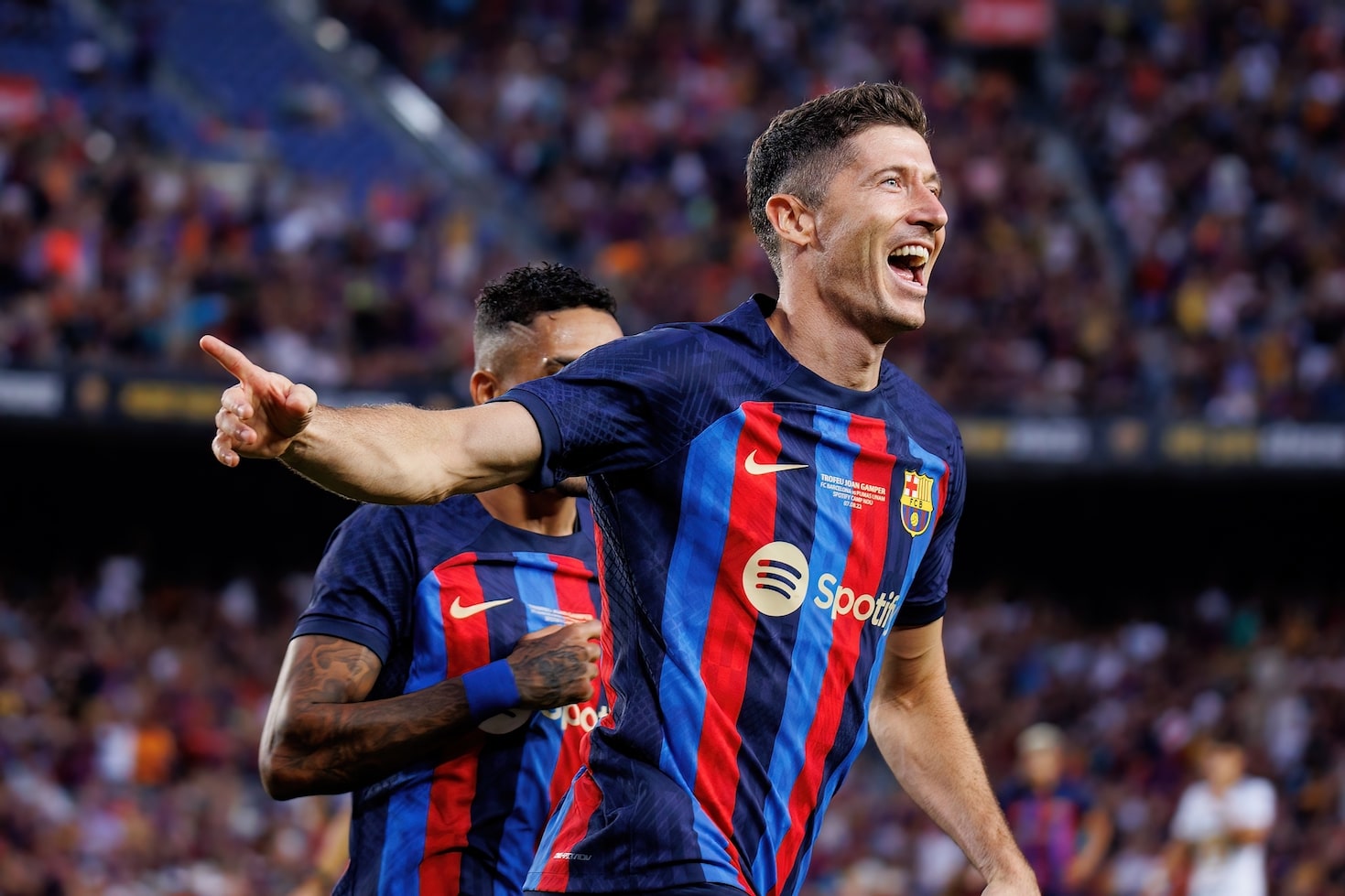 Scoring goals in 4-2-3-1